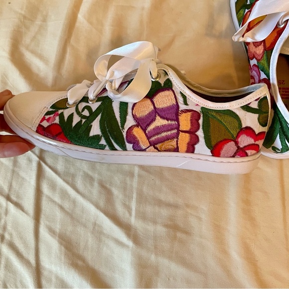 Oni Embroidered Floral Sneakers - Picture 5 of 9